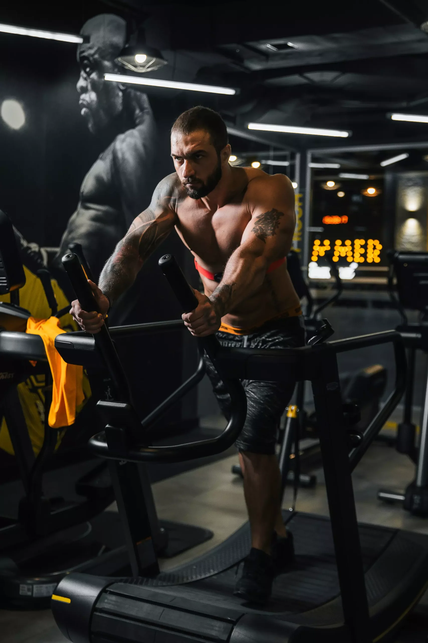 Спортсмен проходит тест: бег на трак-тренажёре с нагрудным кардиодатчиком в зале HAMMER LEGEND, Астана.