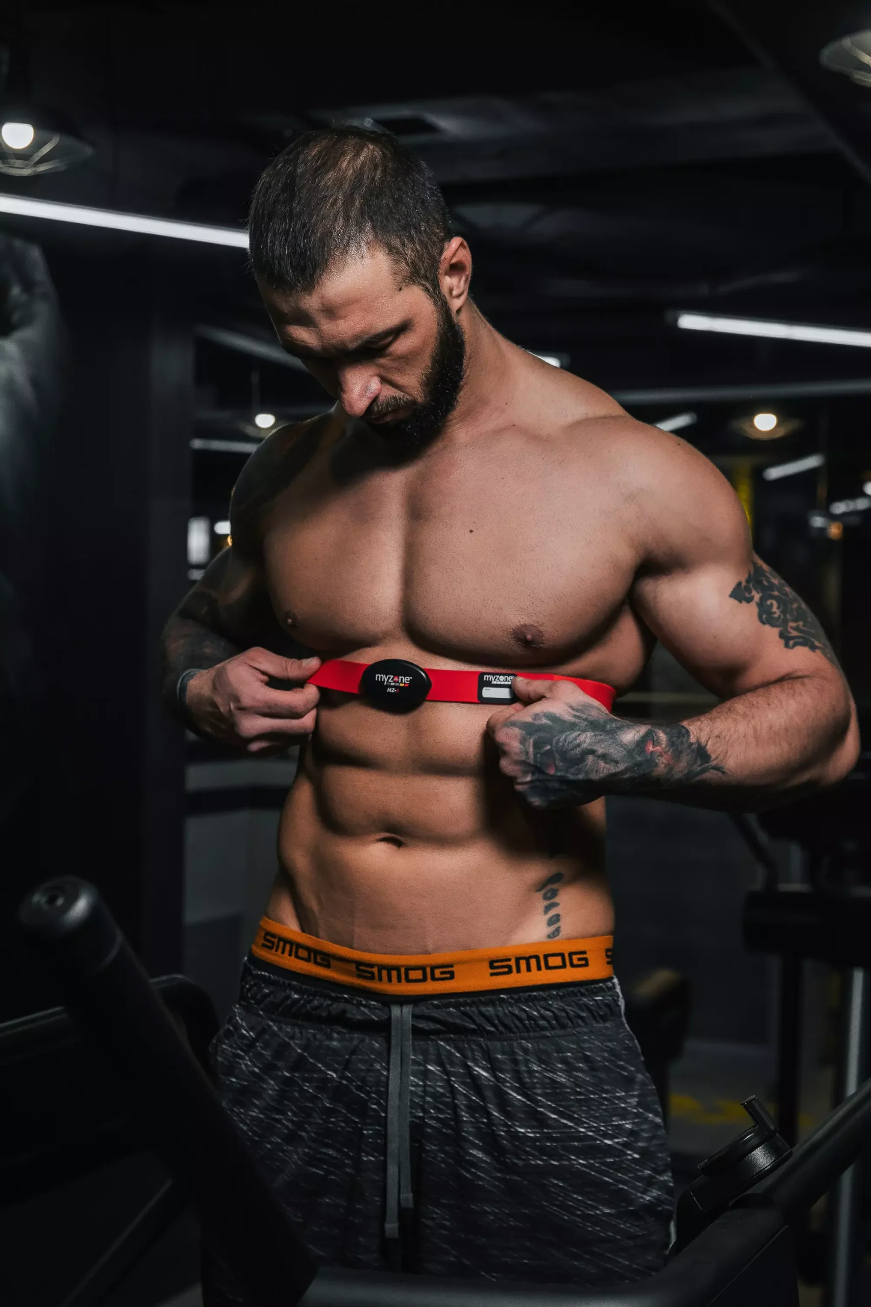 Спортсмен надевает нагрудный кардиодатчик перед анализом тела в зале HAMMER LEGEND, Астана