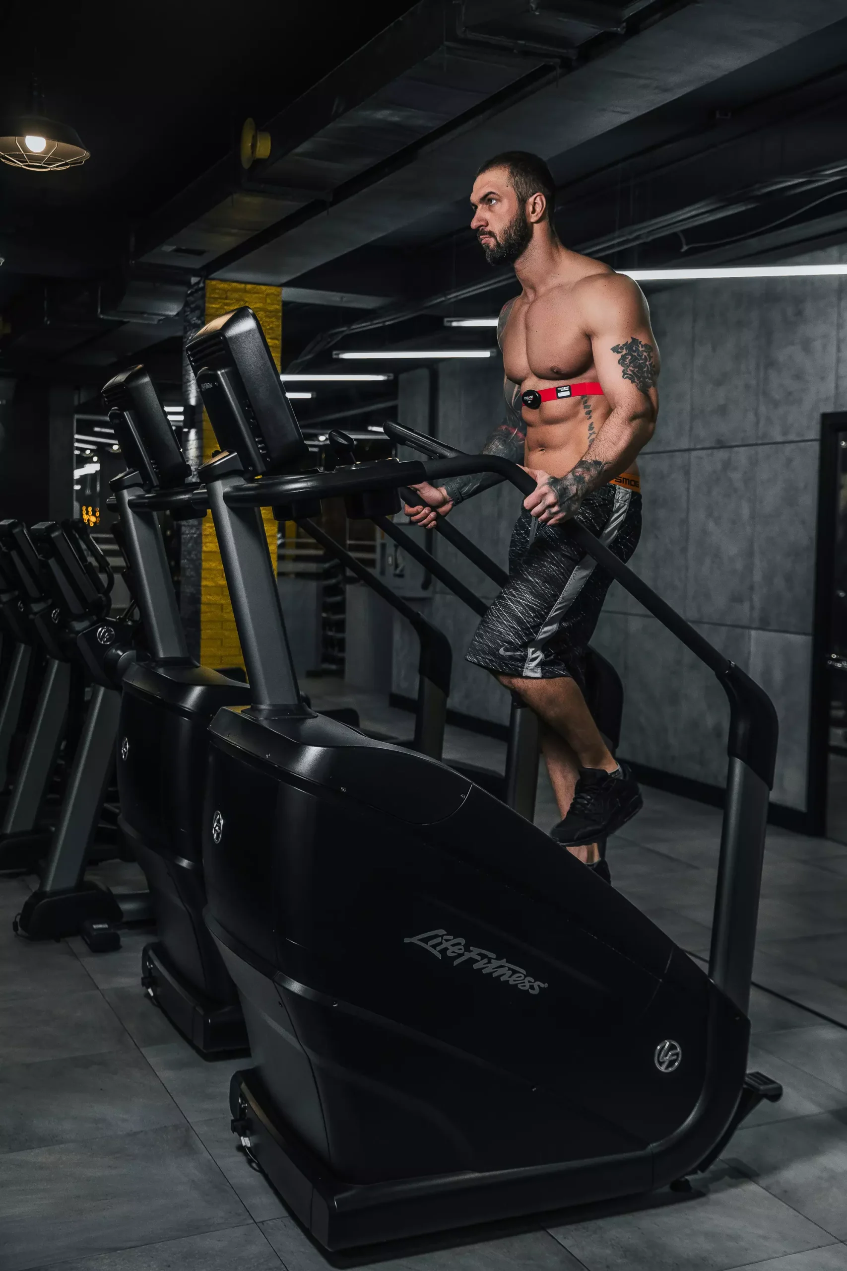 Спортсмен проходит тест на степпере Life Fitness с нагрудным кардиодатчиком в зале HAMMER LEGEND, Астана.